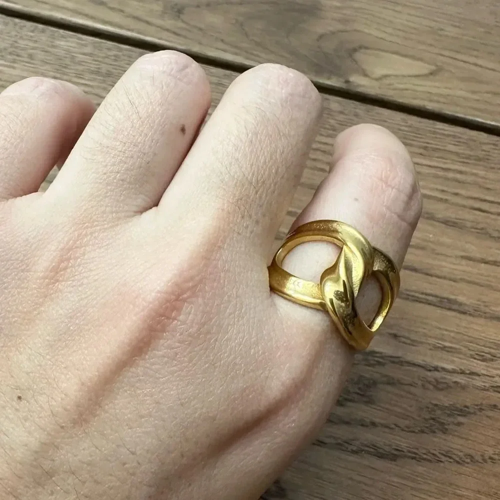 Hollow out twist ring